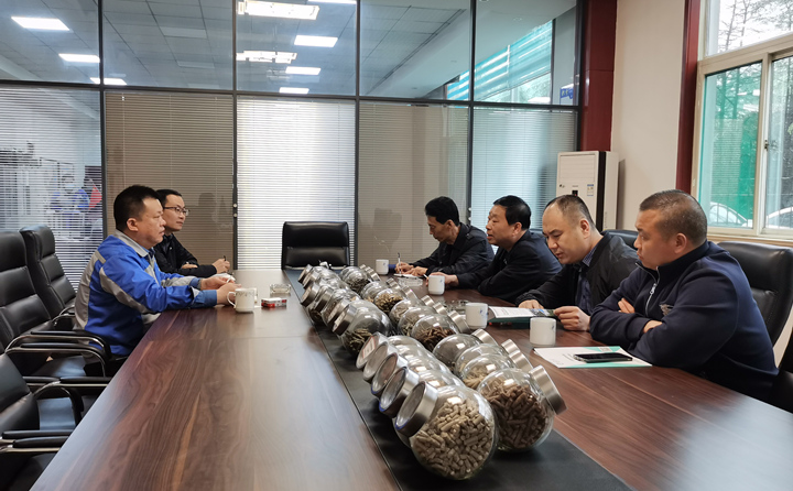 與集團總經(jīng)理孫寧波及部門負(fù)責(zé)人座談，就項目建設(shè)、環(huán)境影響、補貼政策等內(nèi)容進(jìn)行了探討交流